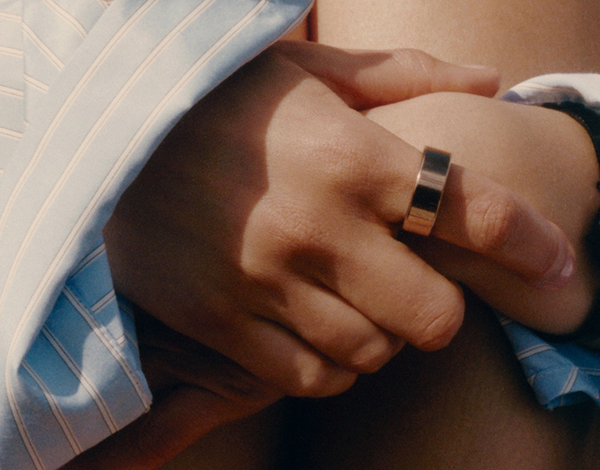 A woman wearing a premium smart ring for sleep analysis and cycle tracking fitness monitoring